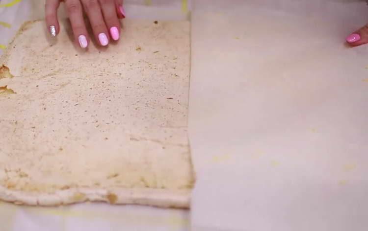 remove parchment paper from the cake