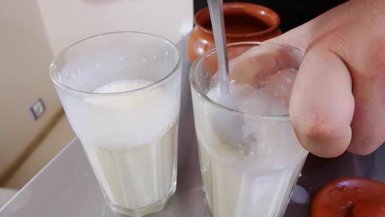 mezclar el caldo y la crema agria