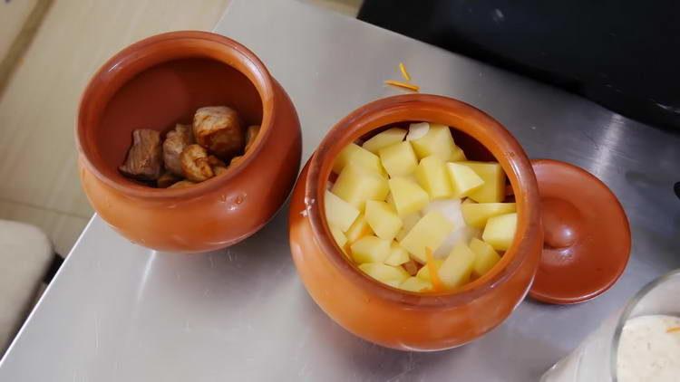 poner verduras en una olla