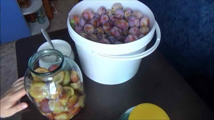 mettre les moitiés de prunes dans des bocaux