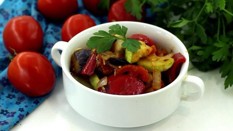 Légumes cuits à la vapeur avec aubergines et courgettes