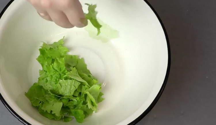 put lettuce in a bowl