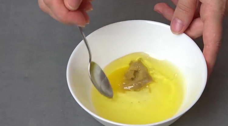 mélanger l'huile et la moutarde séparément
