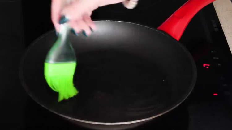 graisser la poêle avec de l'huile