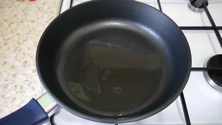 verser l'huile dans la casserole