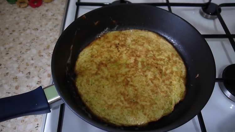 faire frire l'omelette des deux côtés