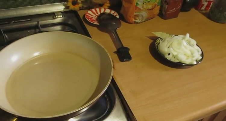 verser l'huile dans une casserole