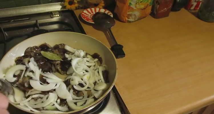 add onions to honey agarics