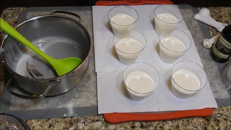 vierta la mezcla de leche en vasos