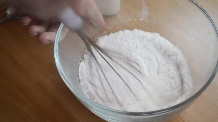 mezclar harina y azúcar