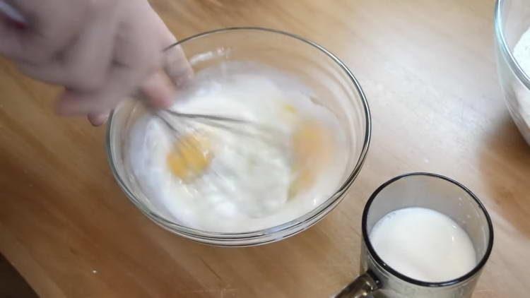 batir los huevos y la leche