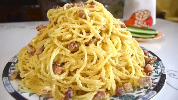 Recipe for Carbonara Pasta with Bacon and Cream