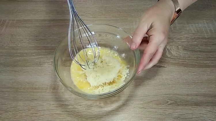 mélanger l'oeuf au fromage