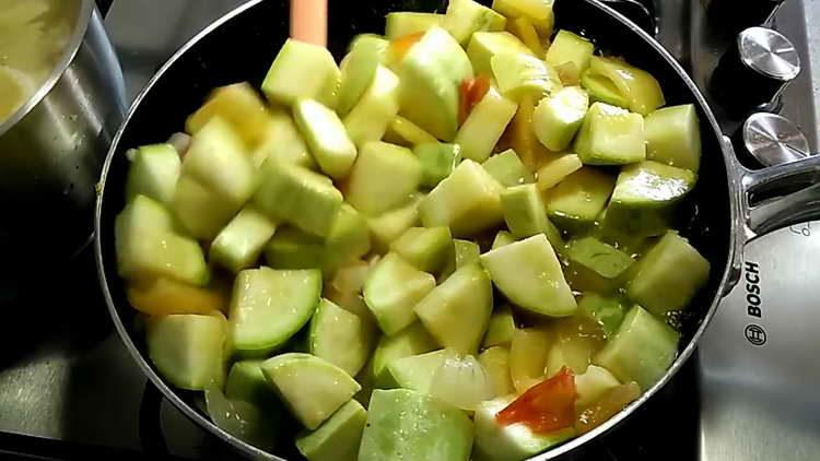 stew vegetables under the lid