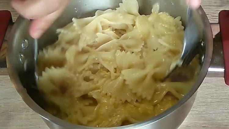 pomiješajte tjesteninu s tjesteninom
