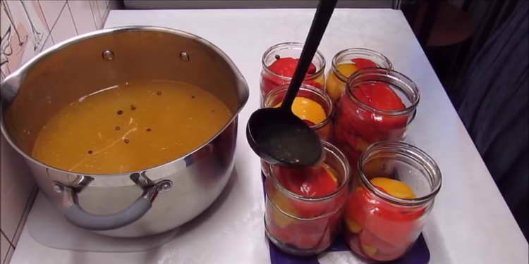 verser la marinade dans les pots jusqu'au dessus
