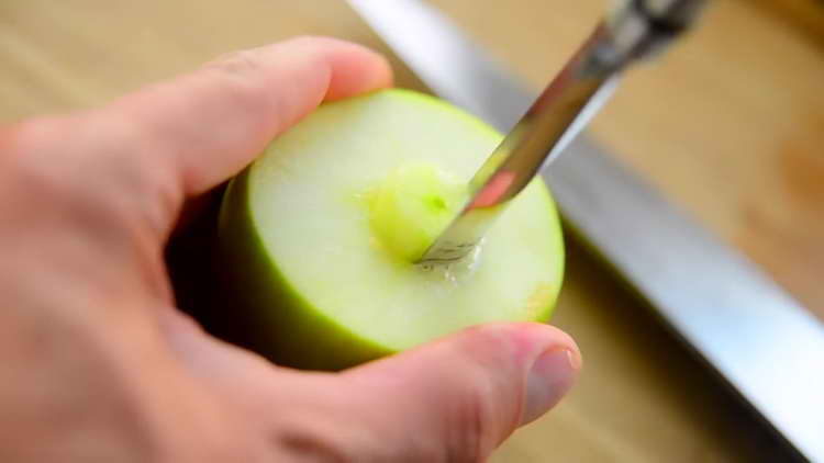 couper à travers les pommes