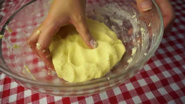 pétrir la pâte avec les mains