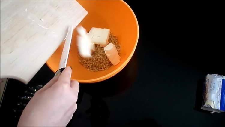 cortar la mantequilla y mezclar con harina