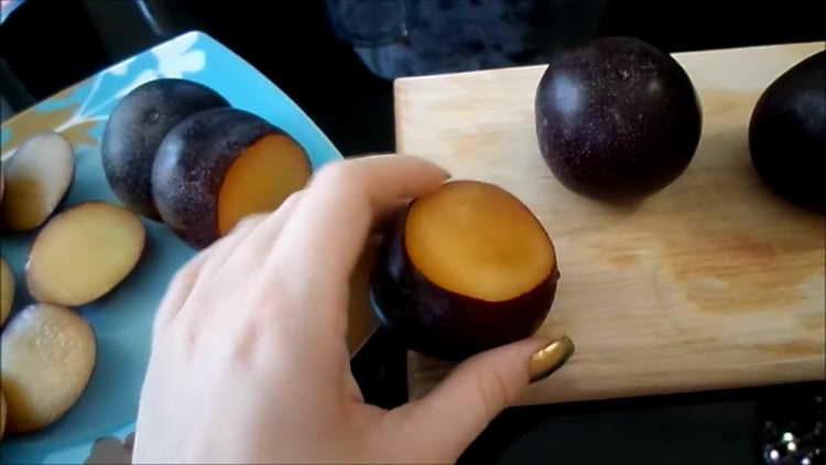 cut into slices of plum