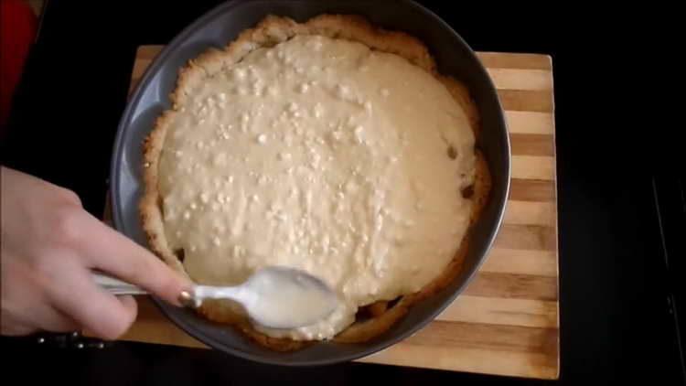 étaler la crème sur le gâteau