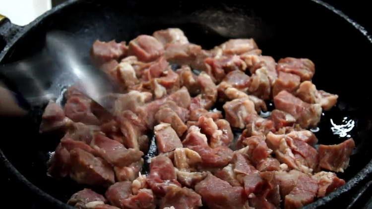 poner la carne de cerdo en una sartén
