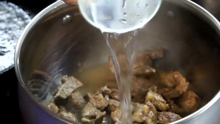 pour water into meat