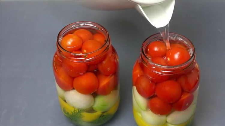 verser les légumes avec de l'eau bouillante