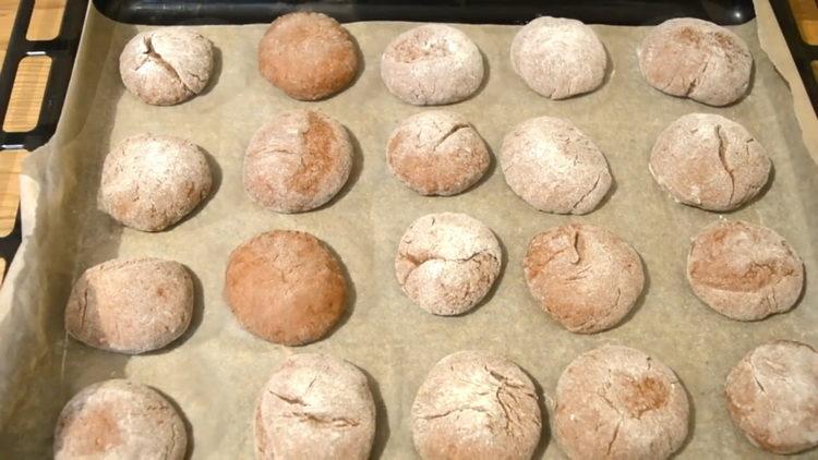 Biscuits de pain d'épice sur une recette étape par étape avec des photos