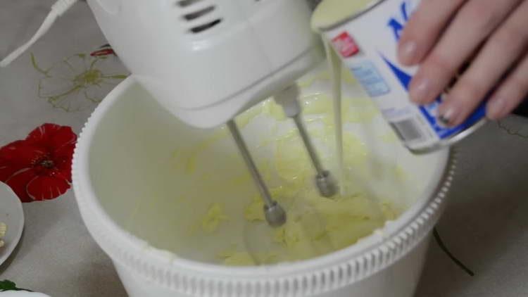 mélanger la crème avec du fromage