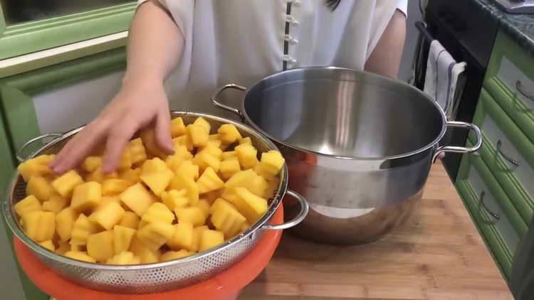 mettre la citrouille dans la casserole