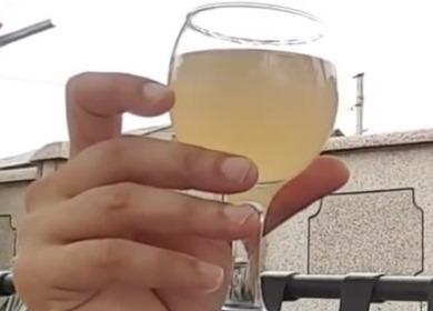 A recipe for a delicious homemade apple wine
