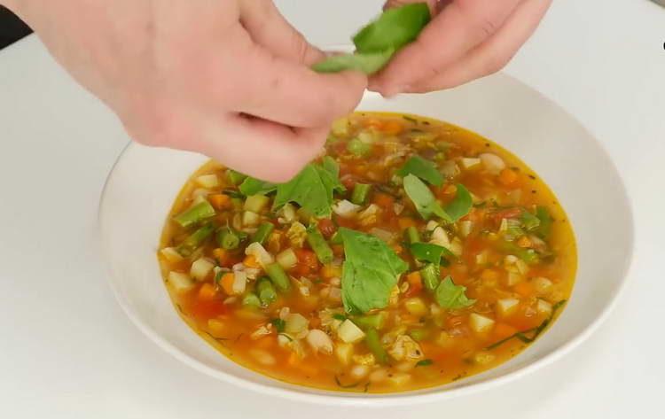 envoyer du basilic dans une assiette