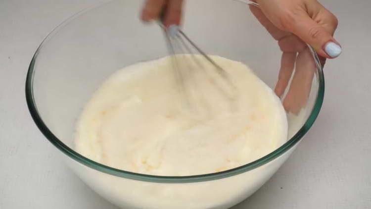 mélanger la crème sure avec le sucre séparément
