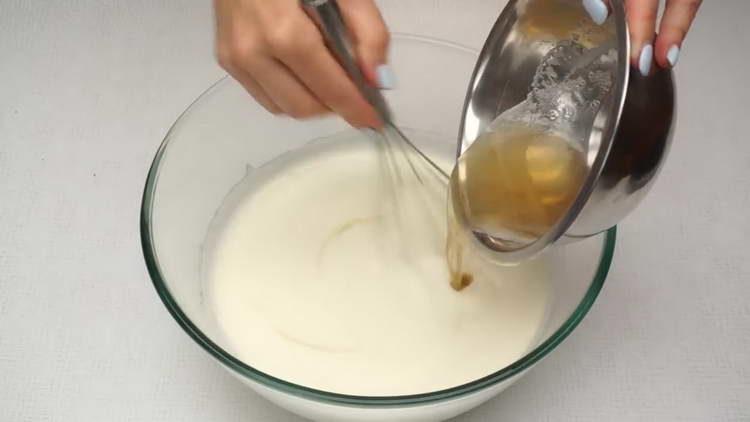 vierta gelatina en crema agria