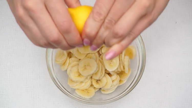 mezclar plátanos con jugo de limón