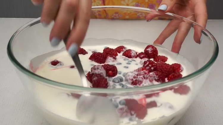 pour the berries into sour cream