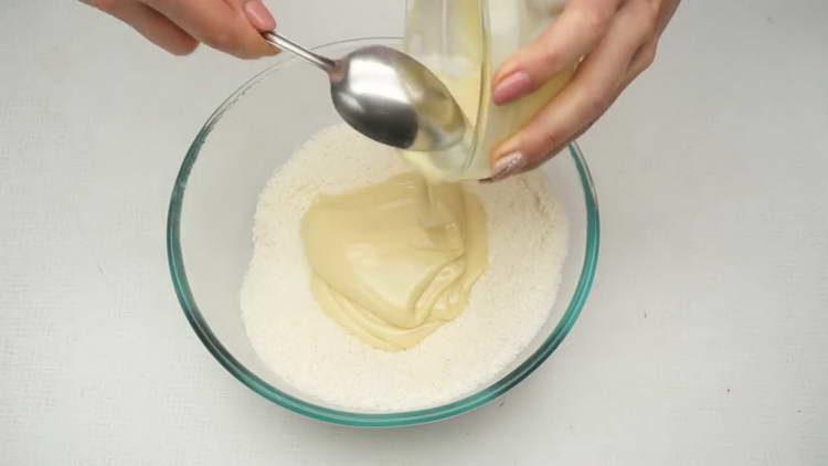 mezclar harina y leche condensada