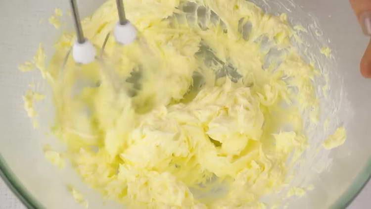 meng boter met gecondenseerde melk afzonderlijk