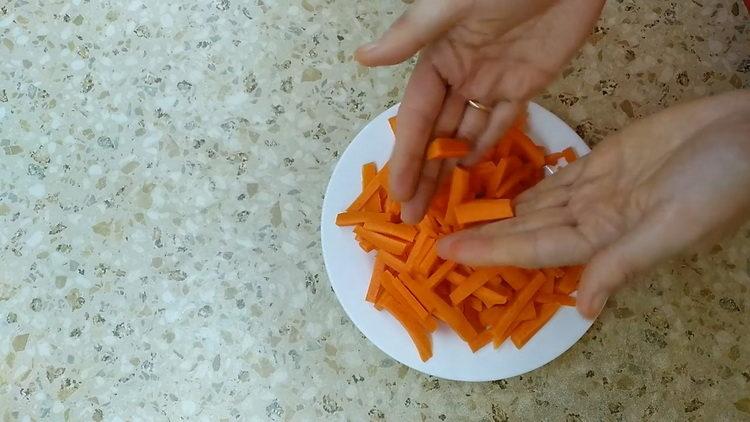 Cuisson du riz avec des carottes et des oignons