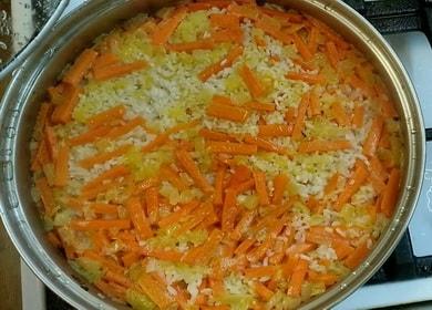 Riz délicieux avec des carottes et des oignons