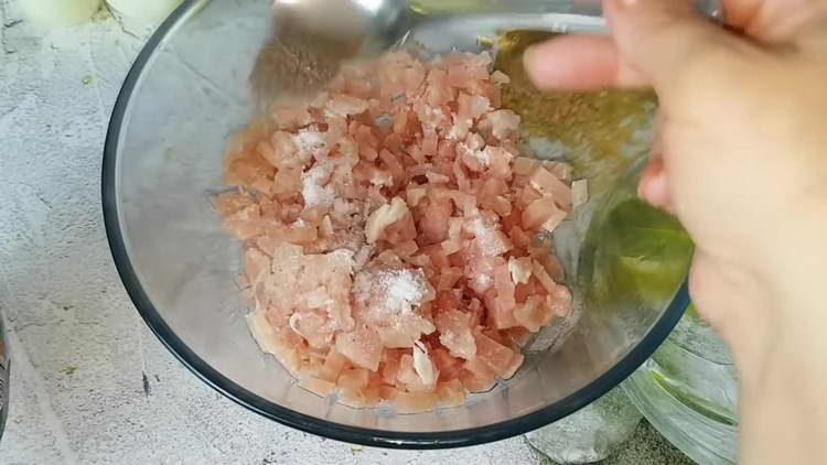 carne picada con sal y pimienta