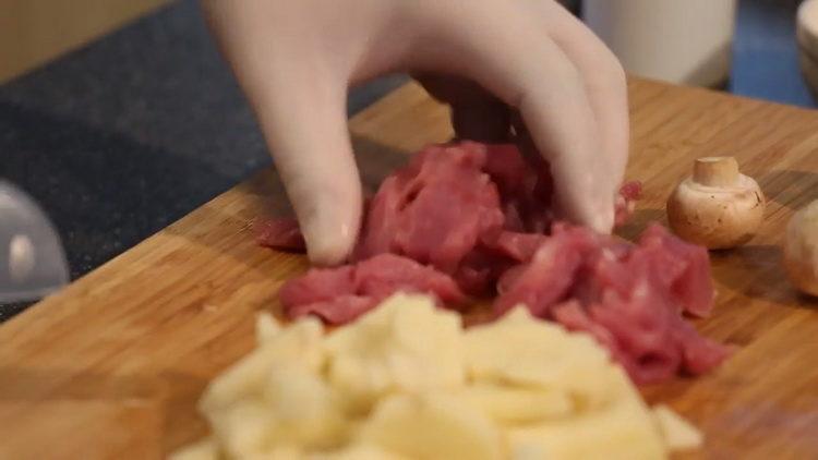 hacher la viande et les pommes de terre