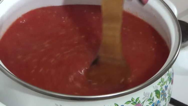 verser la tomate dans la casserole