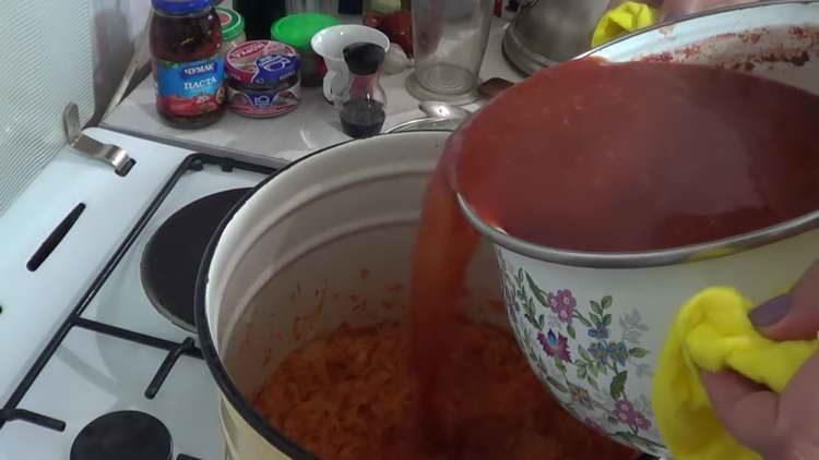 verser la pâte de tomate aux légumes