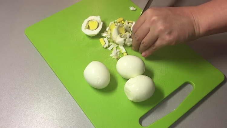 cut the eggs