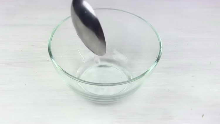 pour vinegar into a bowl