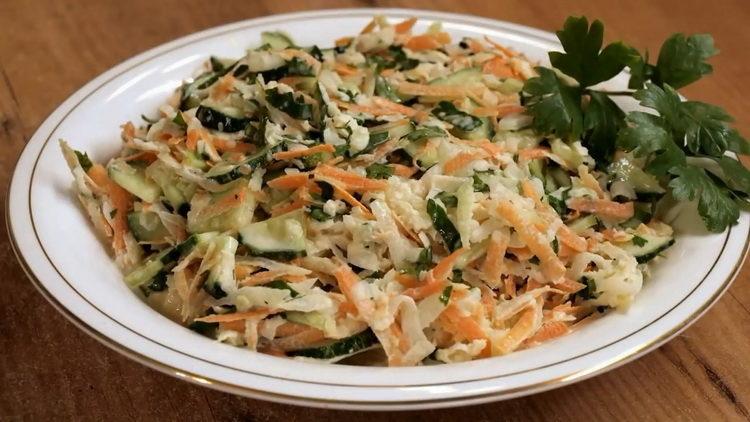 Délicieuse salade de légumes de chou-rave
