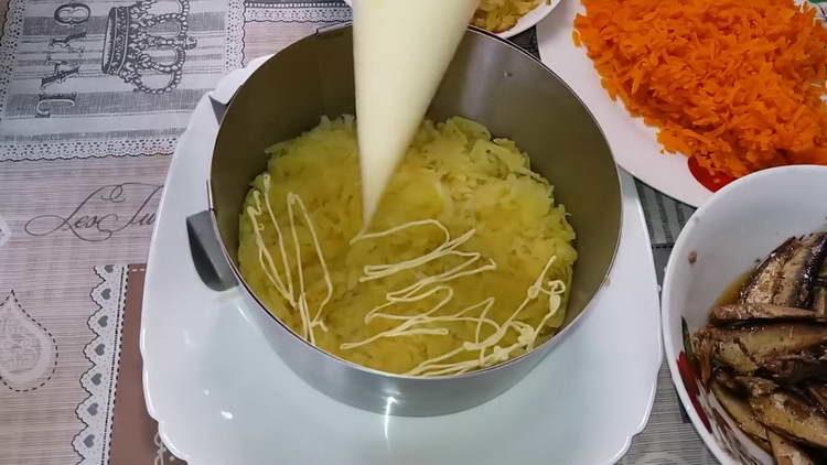 graisser les pommes de terre avec de la mayonnaise