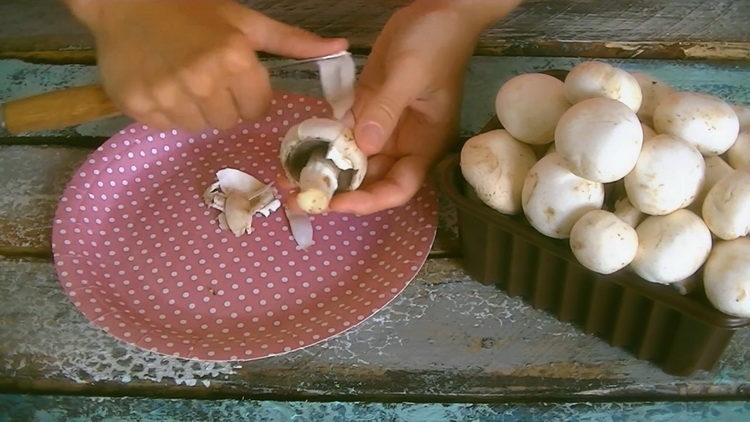 Cooking a salad with fried champignons